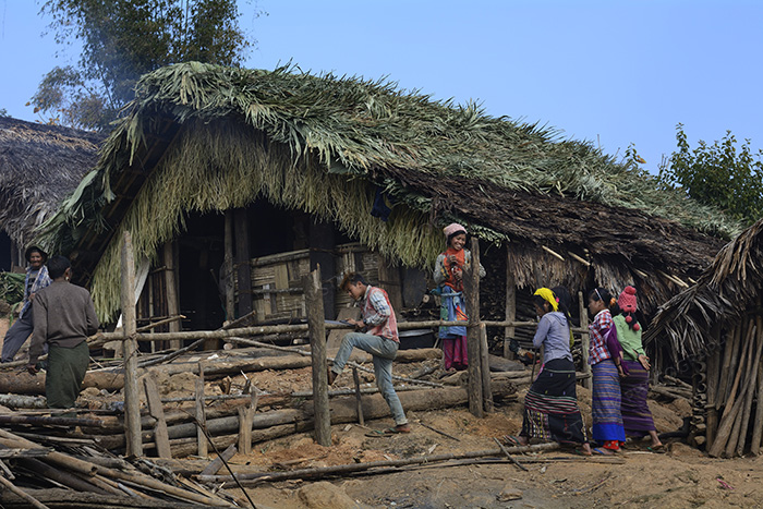 Nágové, někdejší lovci lebek, žijí v horském pralese na hranici Indie a Barmy