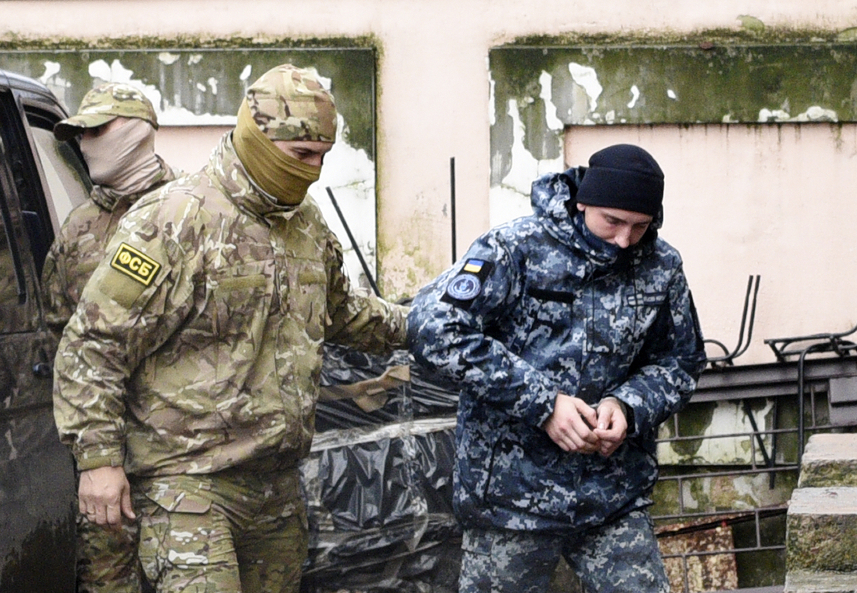 Ukrajinský námořník eskortovaný agentem FSB do soudní síně v Simferopolu