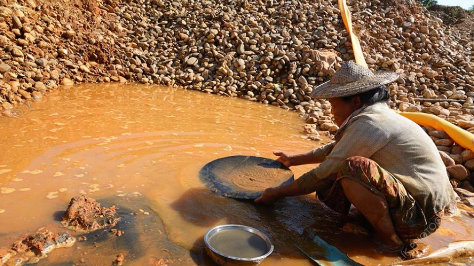 Rýžování zlata v nelegálním zlatém dole v severní Barmě