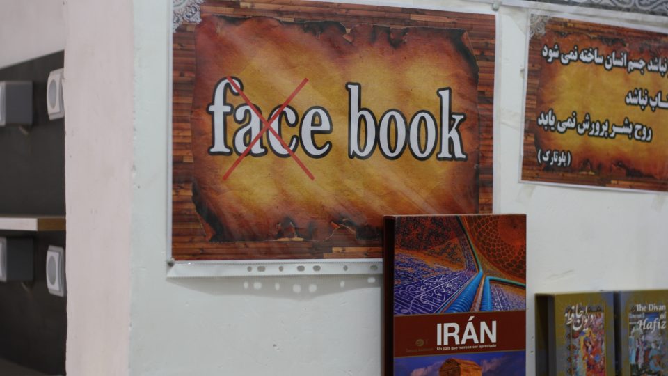 Plakát v knihkupectví, které bylo součástí mešity v Yazdu.