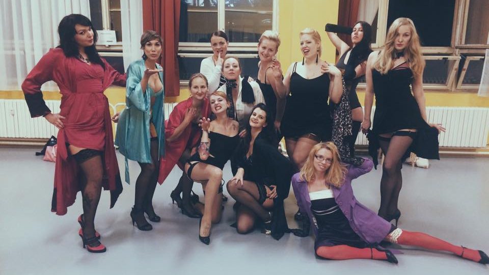 Kromě pravidelných večerů nebo festivalu jsou v Praze dostupné také kurzy burlesky – tzv. burleskní akademie – a workshopy se zahraničními hosty, za kterými stojí jedna z nejznámějších československých showgirls Miss Cool Cat