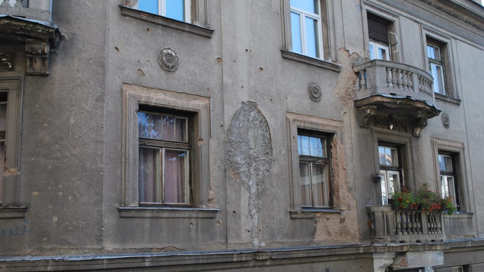 Díry po kulkách v omítce domů v Sarajevu