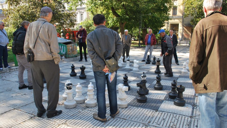 Lidé hrající šachy v centru města