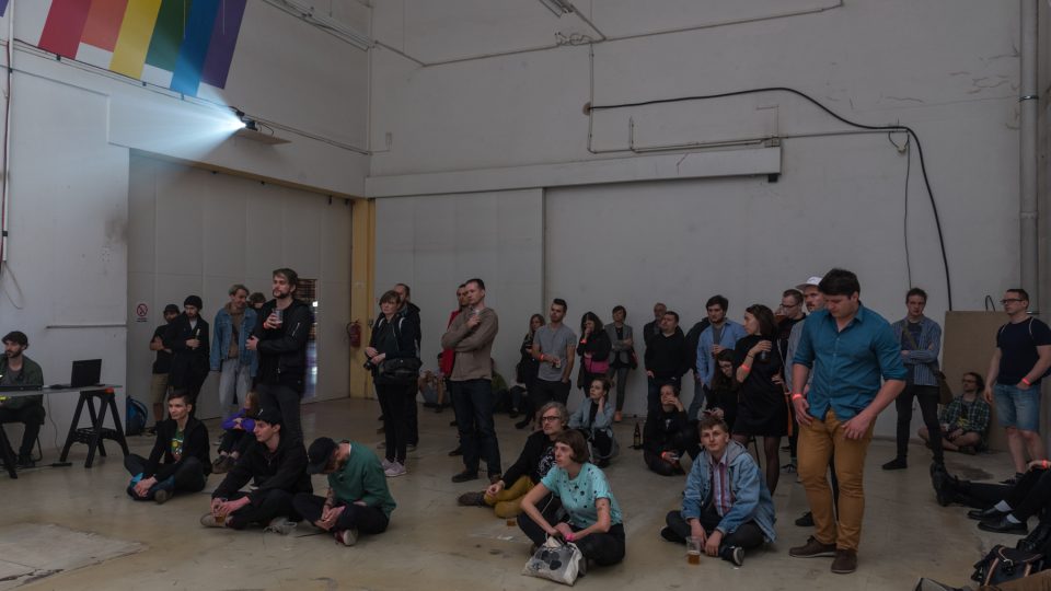 Publikum na akci Genot Centre a Radia Wave v galerii PLATO