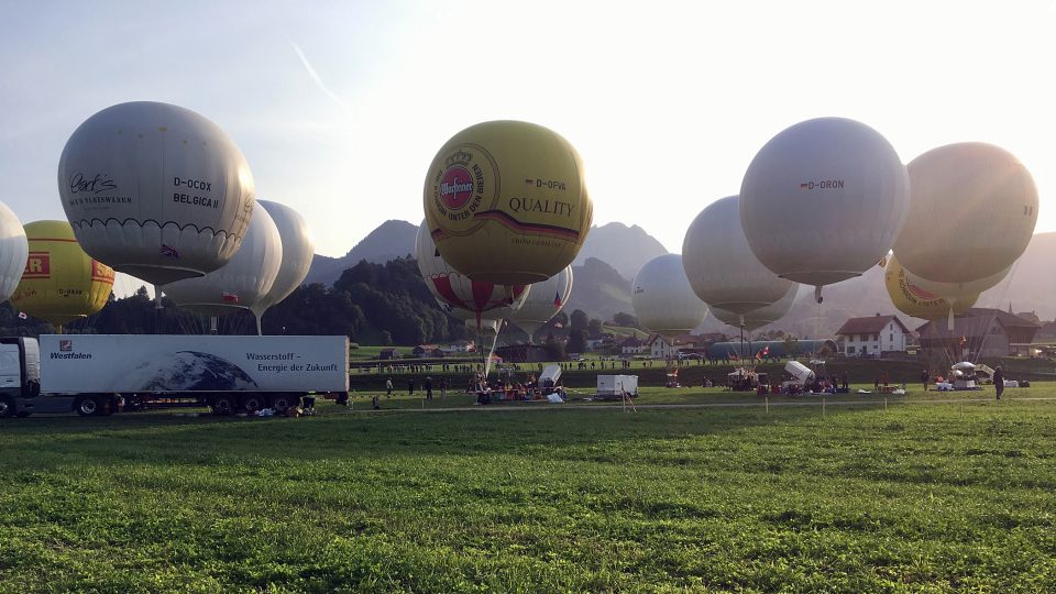 „Dva fousáči v balonu“ jako první Češi v historii reprezentovali Česko v balonovém Poháru Gordona Bennetta