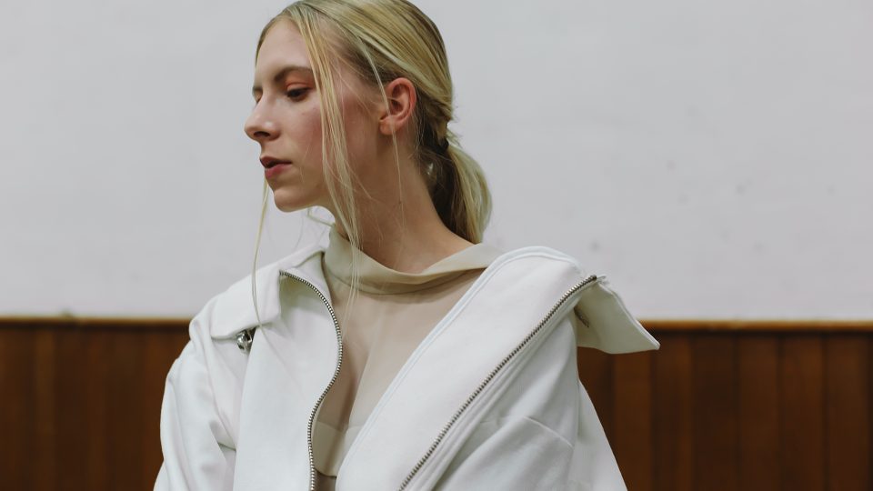 Model Jana Smejkala v backstage na Malé noci módy v Brně