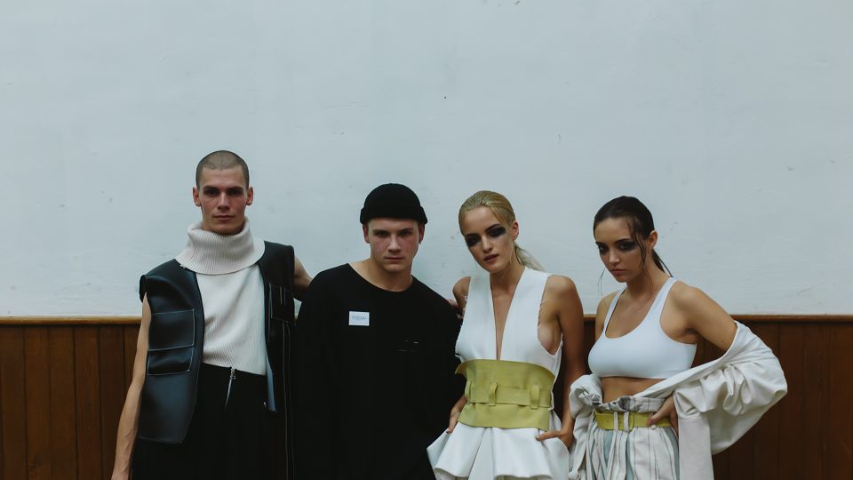 Jan Smejkal a přátelé v jeho kolekci v backstage Malé noci módy v Brně
