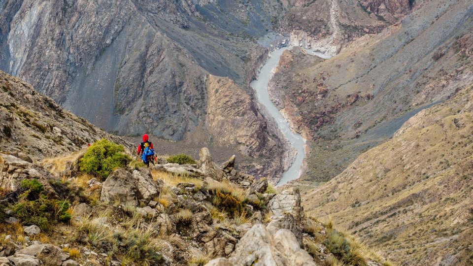 Bigwater v Kyrgyzstánu. Sedm elitních kajakářů se spojilo, aby sjeli divokou řeku Sary Jaz v horských kaňonech Kyrgyzstánu