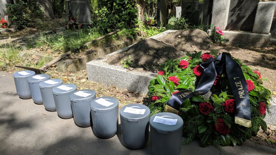Osamělé lidi a bezdomovce pohřbívá Praha 7 na hřbitově a s obřadem, jinde jen rozsypají popel