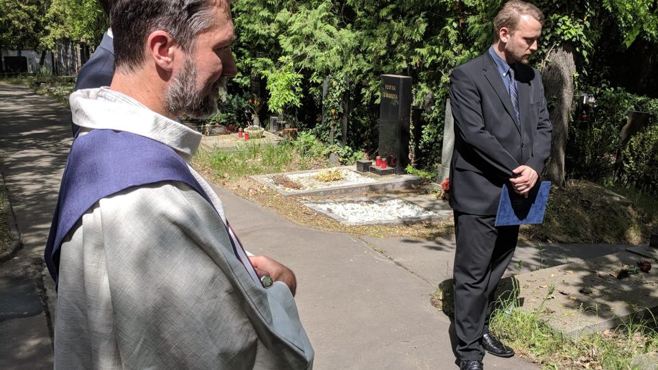 Osamělé lidi a bezdomovce pohřbívá Praha 7 na hřbitově a s obřadem, jinde jen rozsypají popel