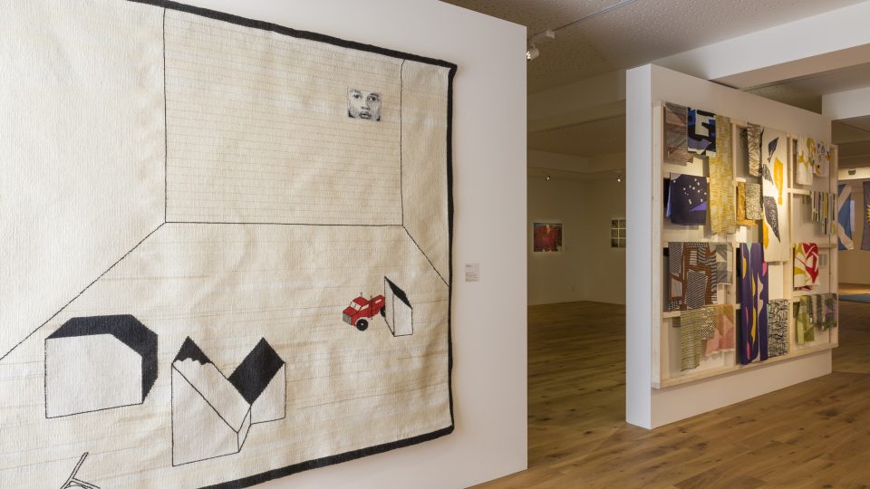 Z výstavy Pocta suknu: Textil v kontextu umění