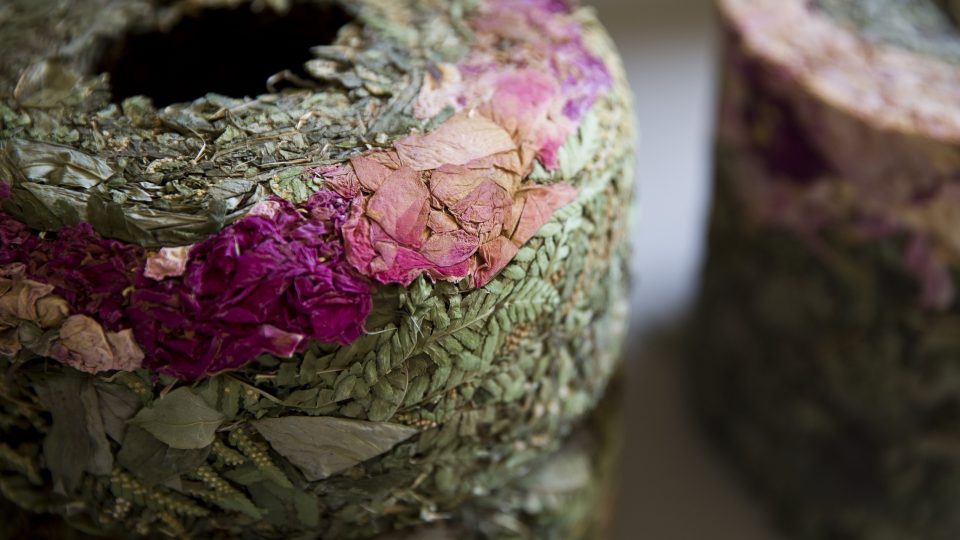 Kateřina Haderková vyrábí originální stínidla vze stlačených květin