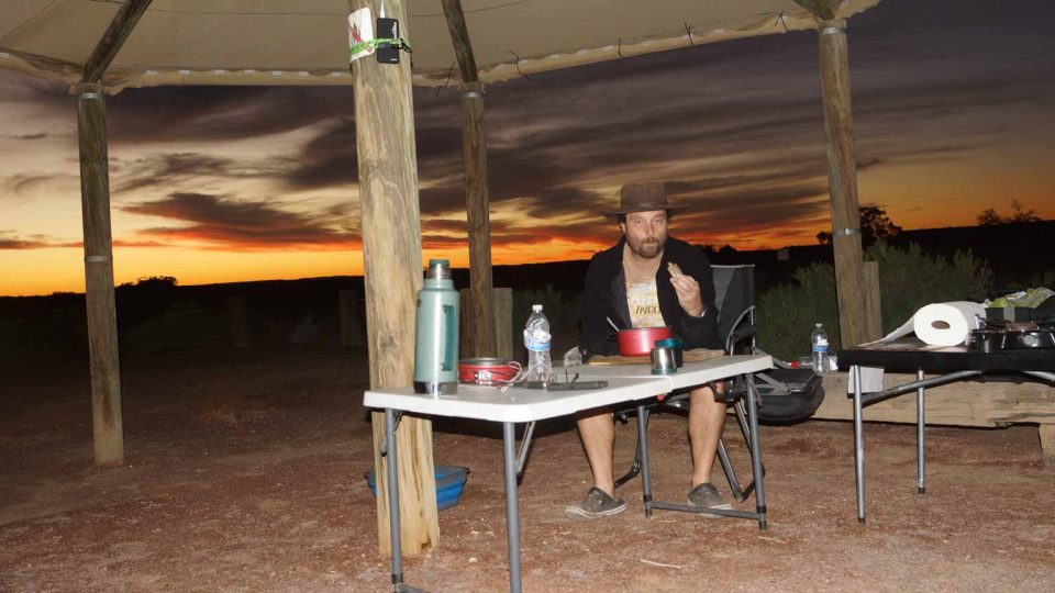 David Langthaler během cesty přes Simpsonovu poušť v centrální Austrálii