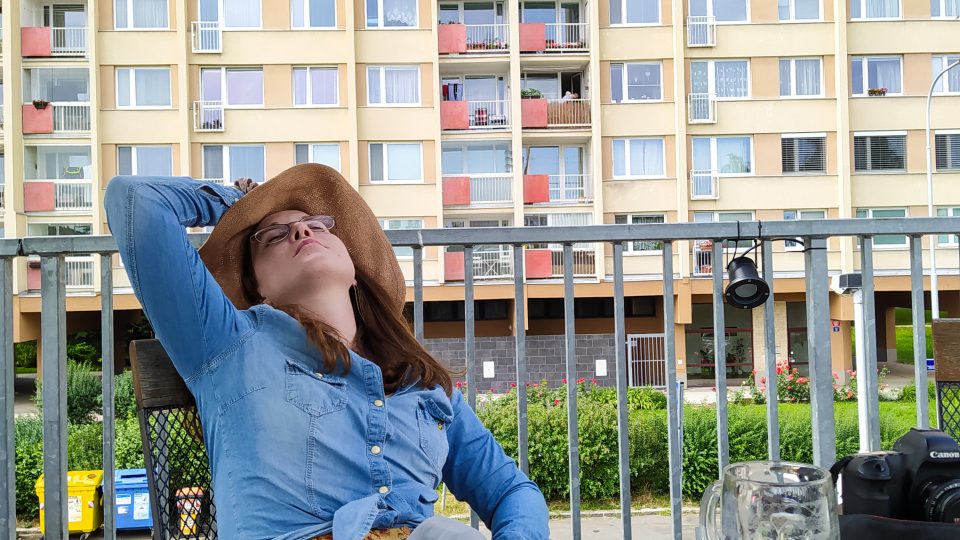 Barbora Kovářová hledá úkryt před horkým letním sluncem ve stínu ďáblických paneláků