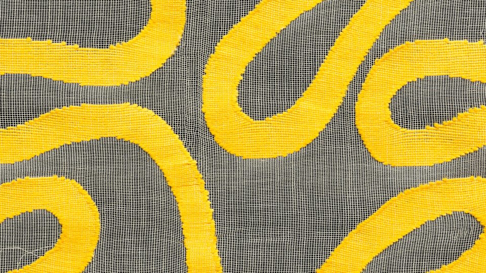 Antonín Kybal: vzorek záclonoviny s hadovitým vzorem, 1938 (navrženo pro Krásnou jizbu, bavlna, perlinková vazba s brožováním, Uměleckoprůmyslové museum v Praze, inv. č. 74196/42)