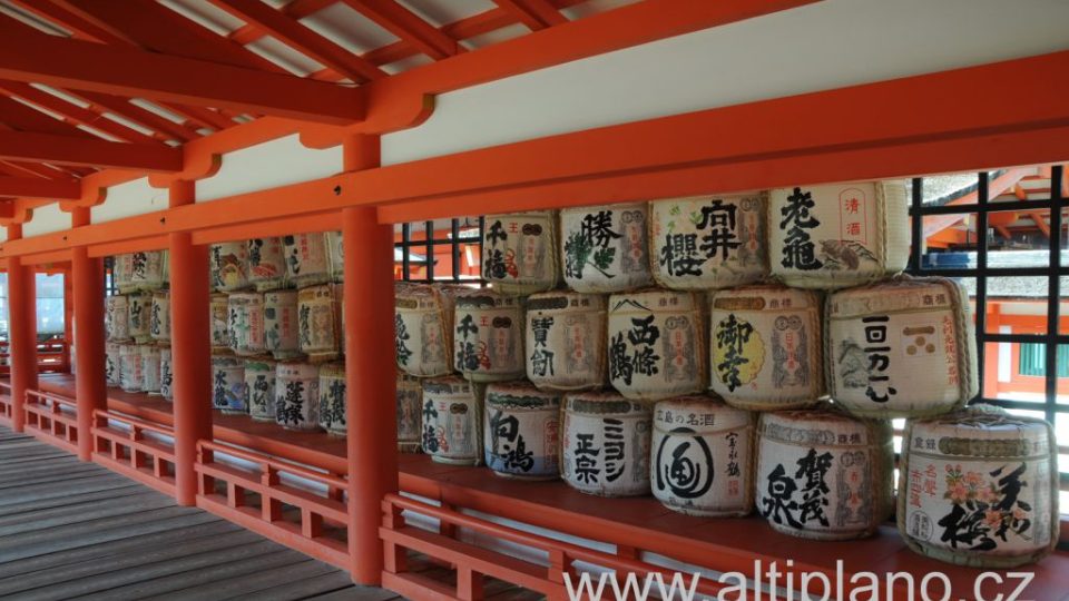Svatyně Icukušima – tradiční staré nádoby na saké