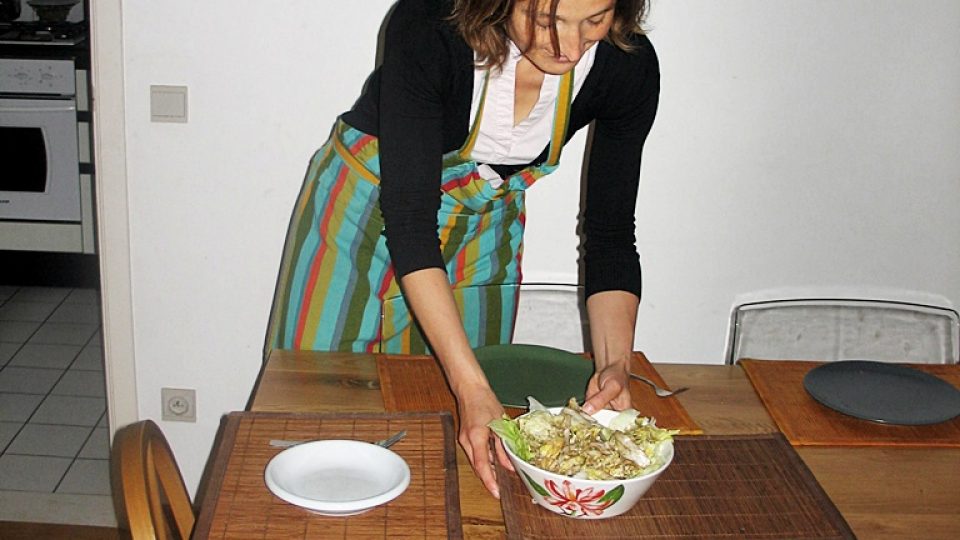 Elen Višnarová chystá večeři
