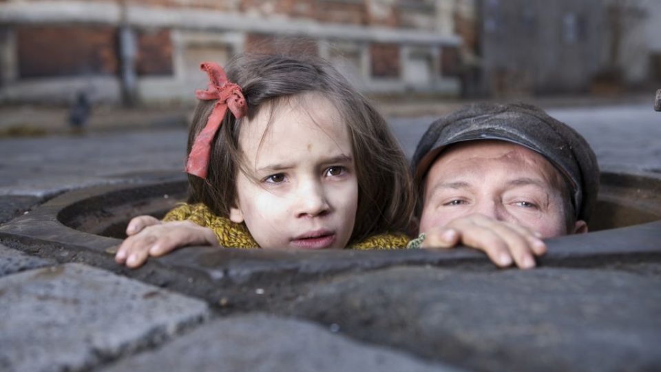 Film V temnotě: Leopold Socha ukazuje Kristýnce, že si zase jednou bude hrát venku na světle