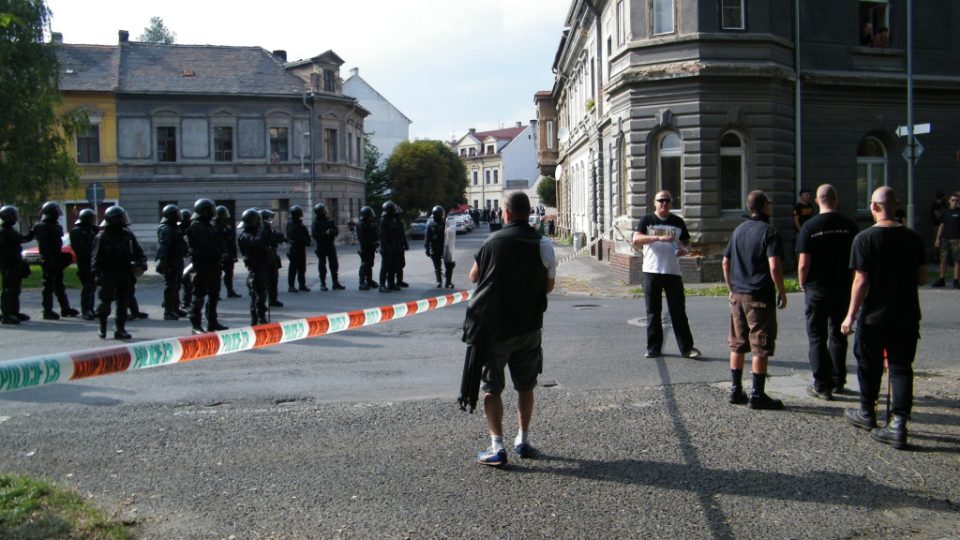 Po ukončení akce se část účastníků včetně radikálů vydala opět do ulic. Chtěli projít k místům, kde měli svou akci Romové