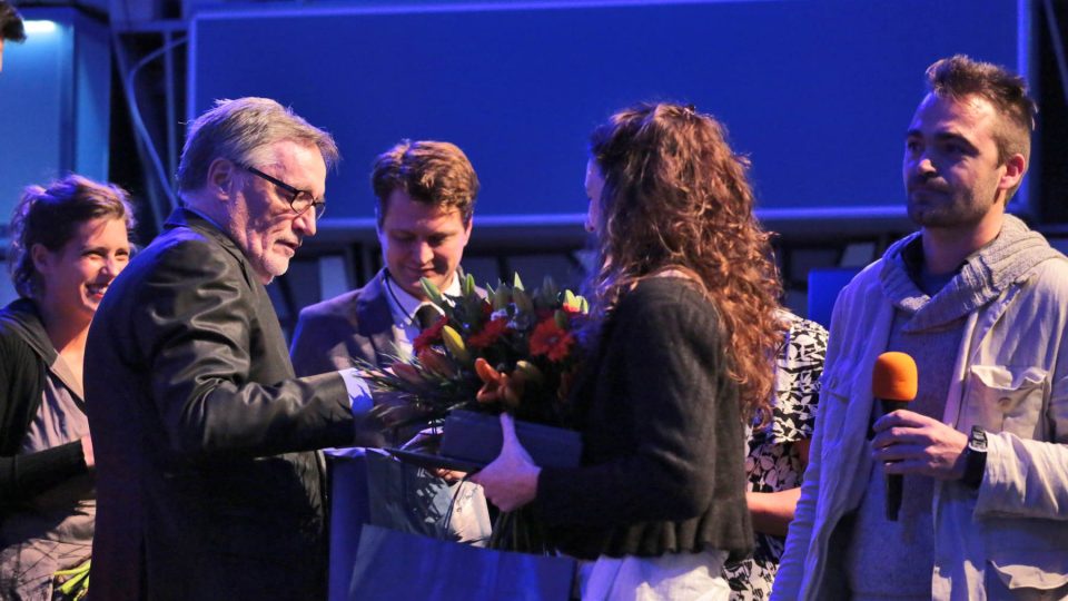 Generální ředitel ČRo Peter Duhan odevzdává cenu za první místo v kategorii Dokument dvojici autorů z Francie - Charlotte Rouault a Benoitu Boriesovi