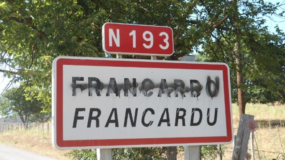 Korsičtí vlastenci přeškrtávají francouzské nápisy
