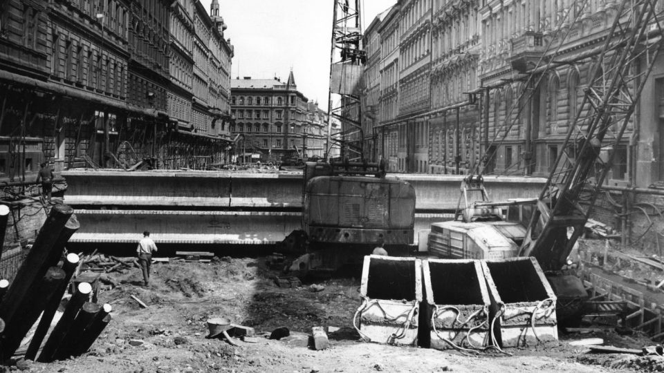 Výstavba I. P. Pavlova, nejhlubší stanice prvního provozního úseku trati C pražského metra, 28. května 1971. Práce probíhaly tak, že se zde odtěžovala zemina odshora pod budoucím stropem