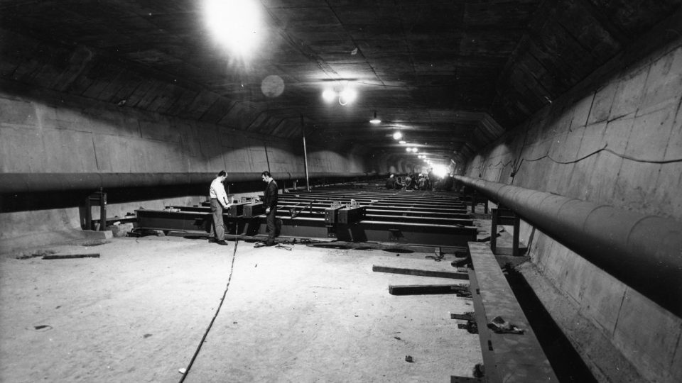 Rozhodnutí o nákupu těžších sovětských vozů metra Ečs si vyžádalo stavbu ocelového roznášecího roštu v tubusu Nuselského mostu