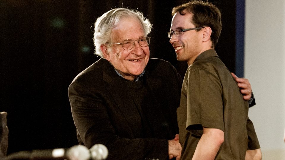 Noam Chomsky s Martinem Škabrahou během diskuse na Univerzitě Palackého v Olomouci