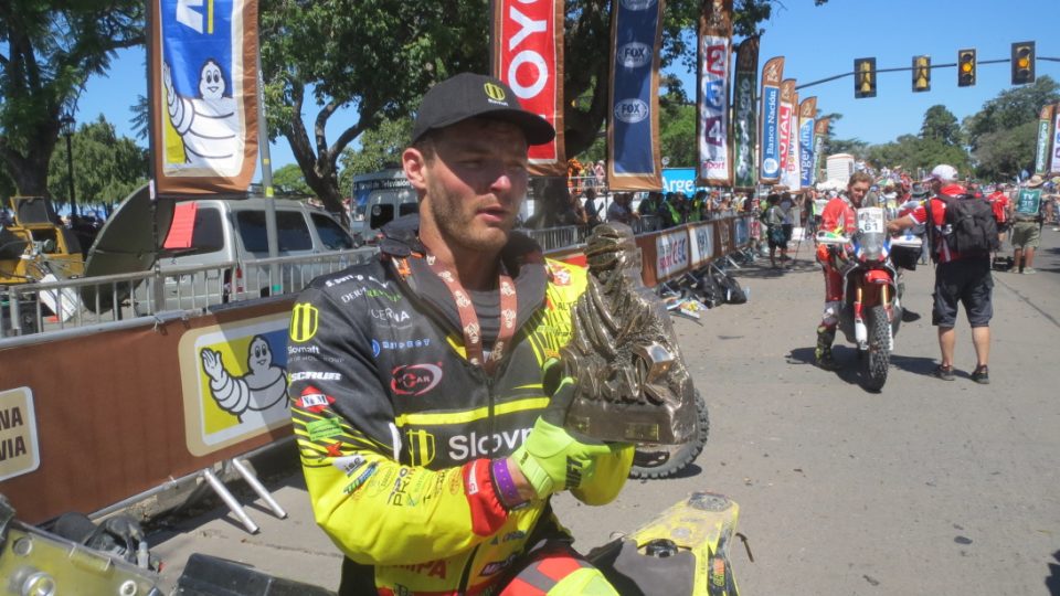 Štefan Svitko se soškou za druhé místo | foto: Jan Říha, Český rozhlas Štefan Svitko se soškou za druhé místo