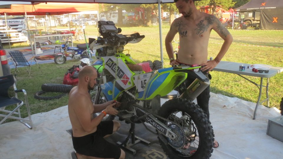 Příprava motorky Klimčiwa na poslední etapu | foto: Jan Říha, Český rozhlas Příprava motorky Klimčiwa na poslední etapu