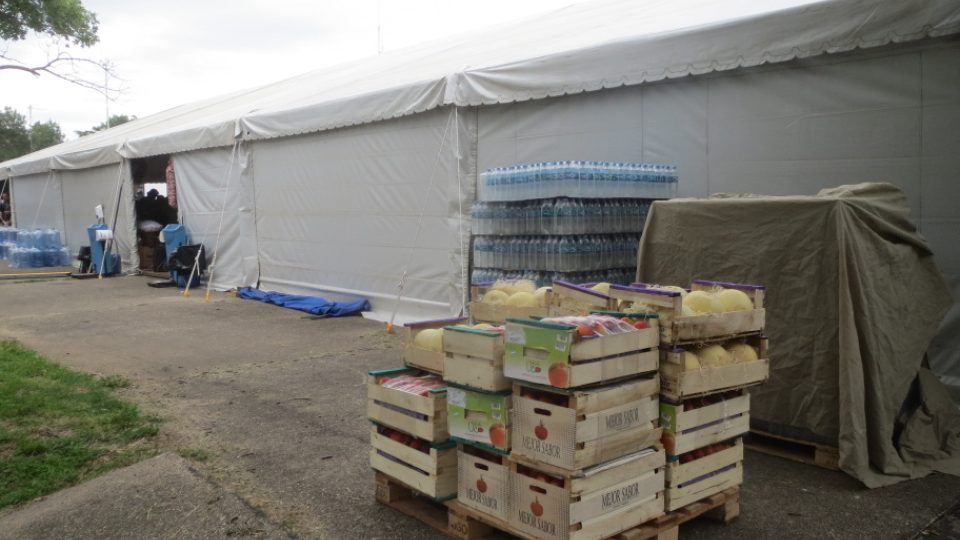 Zásobování dakrského jídelního stanu | foto: Jan Říha, Český rozhlas Zásobování dakrského jídelního stanu