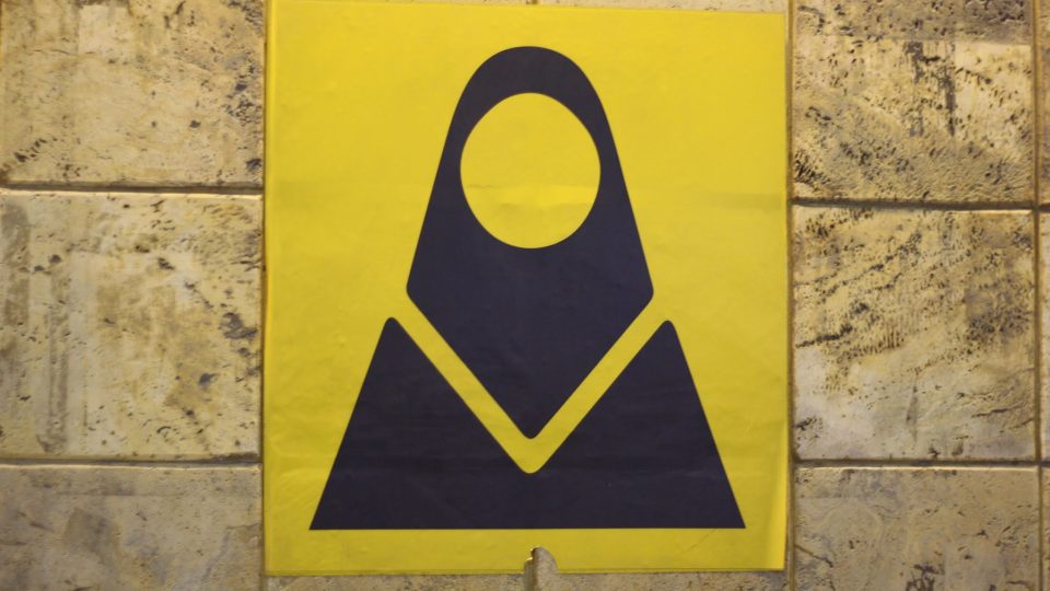 Značka na nástupišti metra v Teheránu. První a poslední vagon jsou určeny výhradně ženám