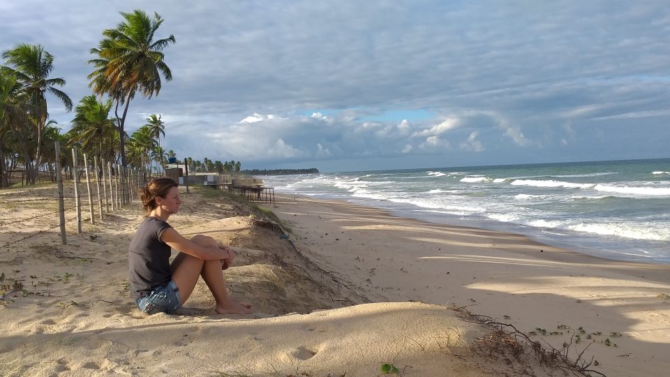 Lucie na pláži svatého Antônia v brazilském státě Bahia