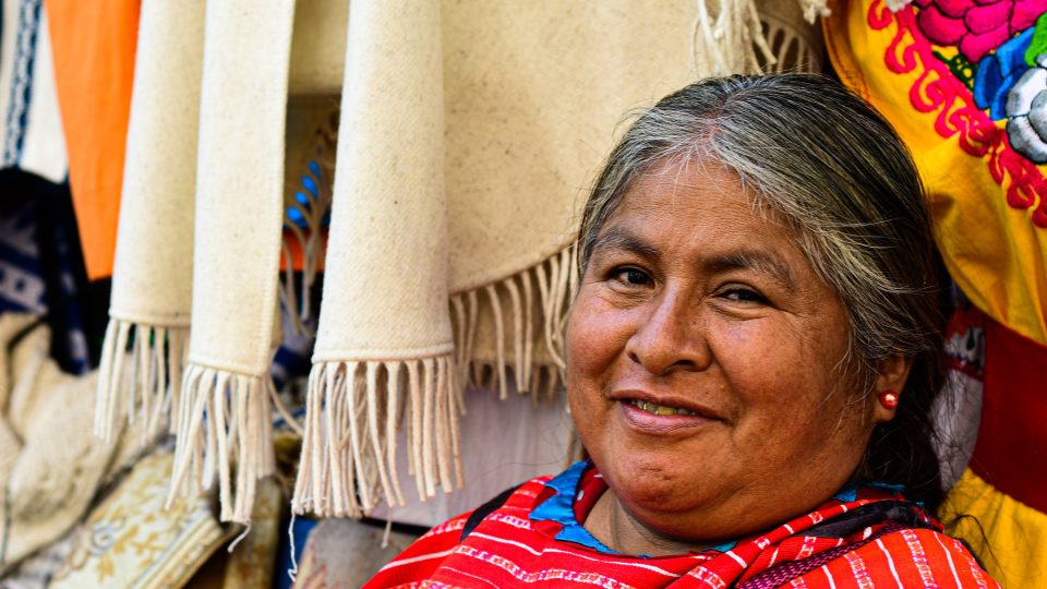 Spolupráce s etnikem Triquis na tématu wipiles – jejich tradičních červených oděvů