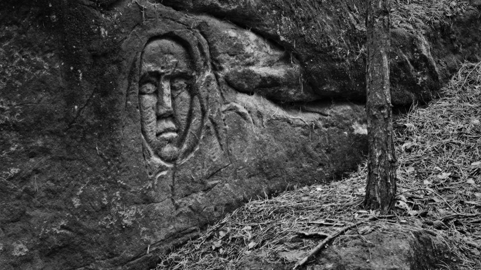 Démonické obličeje a tajemné sochy ve skalách kolem Želízů