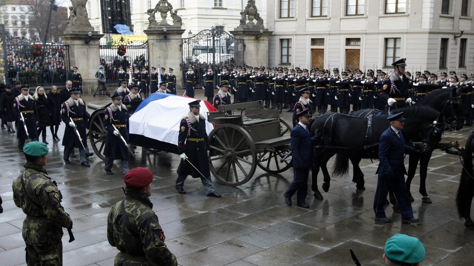 Ostatky bývalého prezidenta Václava Havla byly 21. prosince 2011 převezeny na vojenském katafalku na Pražský hrad