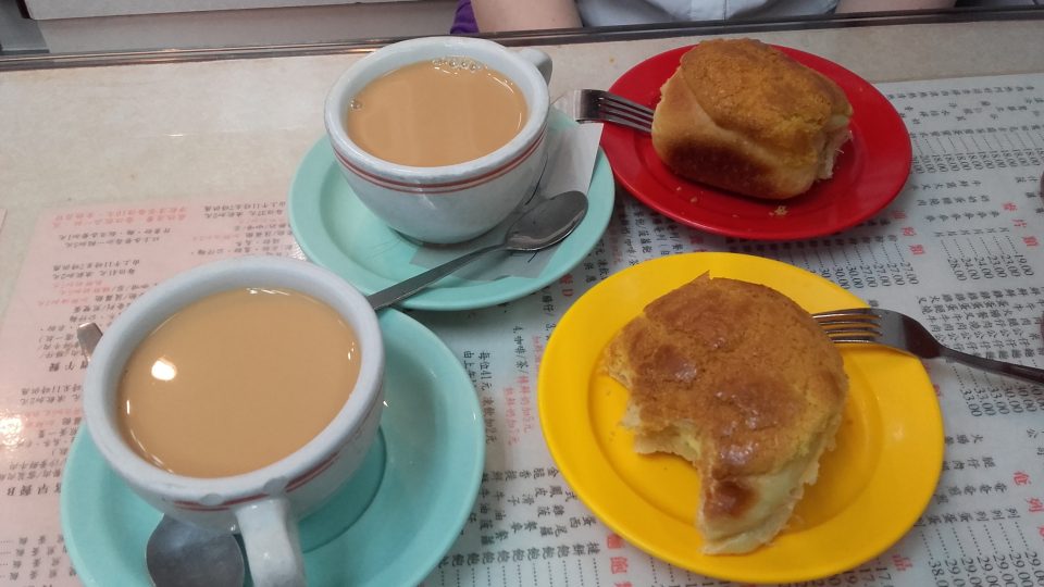 Nejlepší milk tea a pineapple bun (bo lo baau) v Hongkongu seženete v Kam Fung Cafe ve čtvrti Wan Chai