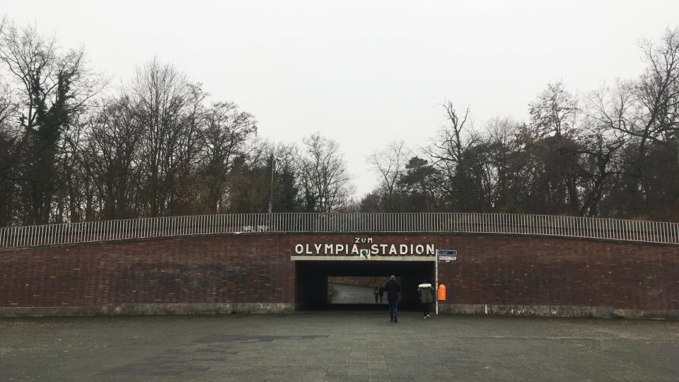 Průchod k olympijskému stadionu v Berlíně
