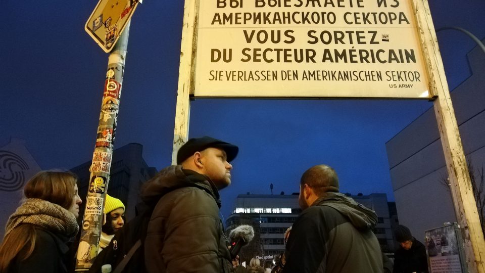 Během tour nemůže chybět ani návštěva legendárního Checkpoint Charlie