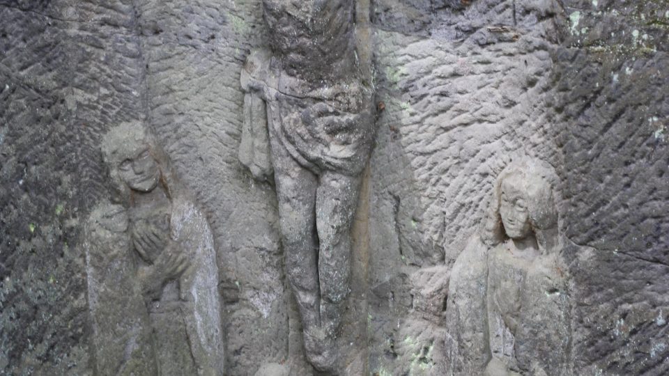 Skály poblíž obce Radvanec navíc skrývají řadu reliéfů