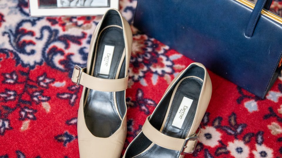Vintage kabelku Magda dostala od sestry, má naprosto nadčasový tvar, stejně jako jednoduché boty s páskem přes nárt, které budou vždycky cool