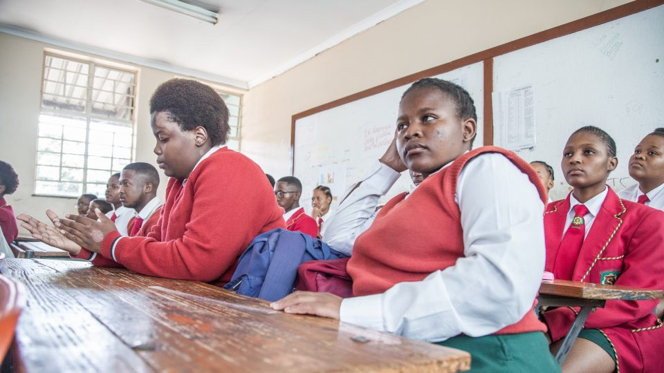 Po workshopech školy poskytují bezpečné místo, kam mohou za lektory a sociálními pracovníky přijít ti, kteří se sexuálním násilím setkali