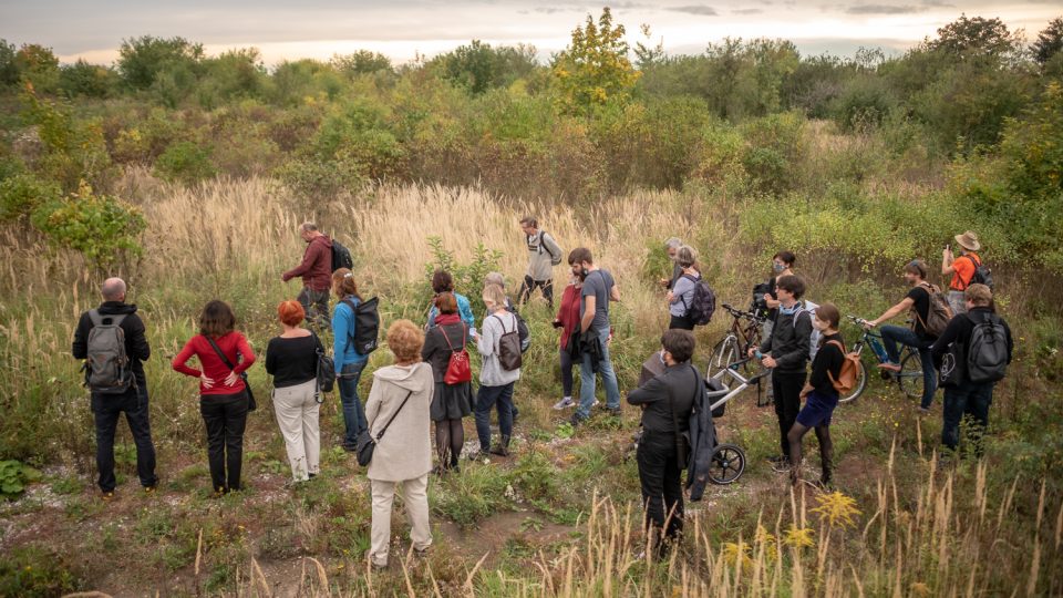 Petr Klíma vede procházku na Den architektury v Plzni