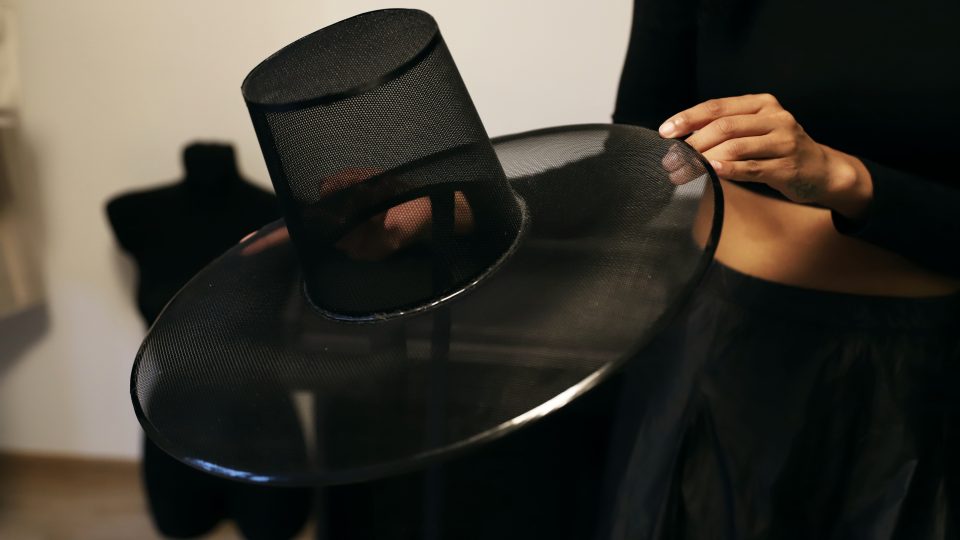 Tradiční korejský klobouk pro ctihodné muže u soudu nebo na úřadech. Dárek pro Tish od bratra, který si chce upravit po svém a nosit