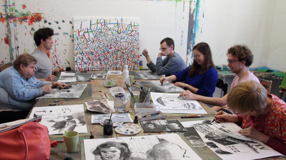 Ateliér radostné tvorby propojuje akademické umělce s autory art brut