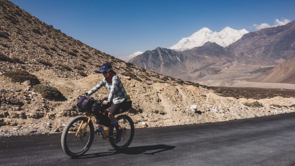Nová asfaltová cesta do vesnice Muktinath. V pozadí Daulaghiri. Nepál