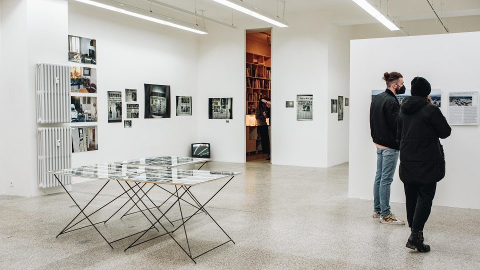 Výstava Útoky na zboží: Masky, mikrofilm, časové osy v pražské Fotograf Gallery