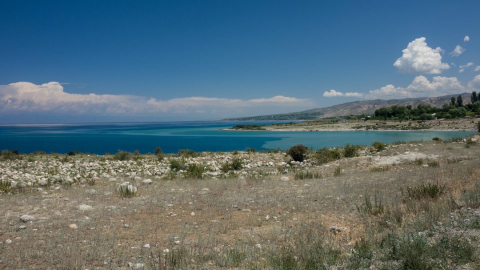 Jezero Issyk-kul. Kyrgyzstán