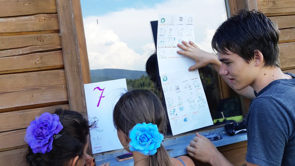 Aktivity na táboře pro rodiny s romskými dětmi Amaro Drom