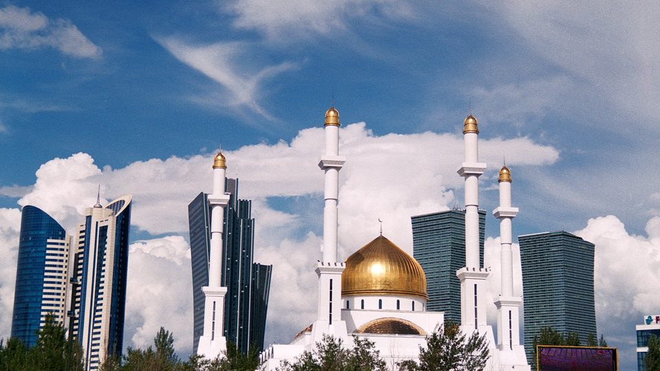 Monumentální stavby v Astaně (dnešním Nur-Sultanu) –⁠ hlavní město uprostřed ničeho. V popředí třetí největší mešita střední Asie